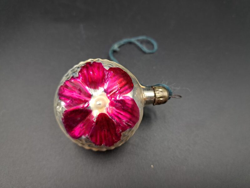 Bumbiņa ar rozā puki no divām pusēm (Egle bumba 02)