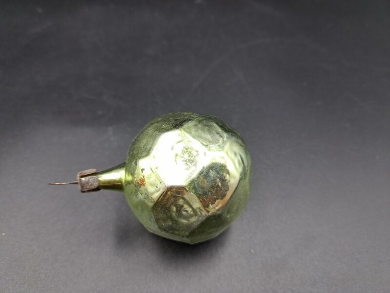 Bubmbiņa gaiši zaļa caurspīdīga uz pusi, 6-stūra plaknes (Egle bumba 01)