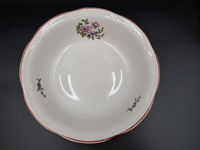 Kartupeļu bļoda d=25cm, dziļunms 6,5cm ar violetām puķēm un sarkanu malu, pusdienu servīze ROKOKO, RPF (Rokoko 122)