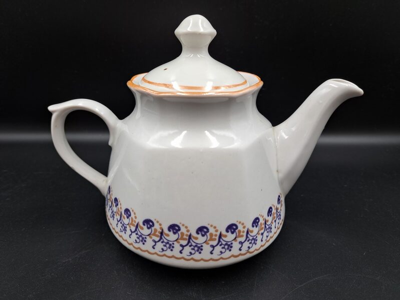 Tējkanna ar vāciņu, servīze "Karīna", zils vainadziņš, bēša lustra, RPR (Karīna 118)