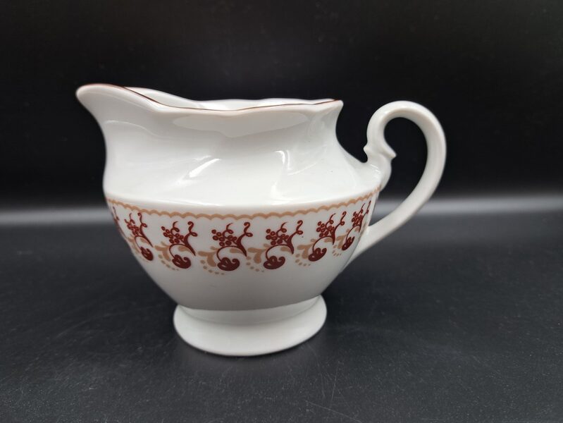 Krējuma kanniņa balta ar sarkanu vainadziņu un tumši brūnu lustru, tējas servīze "Viktorija", RPR (Viktorija t 110)