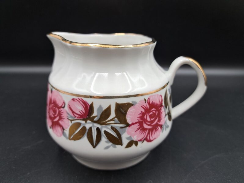 Krējuma kannia no skaistas tējas "Māras" ar kosām rozā puķēm un zeltu, RPR (Māra tējas 139)