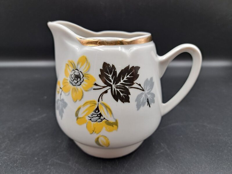 Krējuma kanniņa no tējas "Aija-1" ar dzeltenām un melnām puķēm un zeltu, RPR (Aija-1 tējas 47)