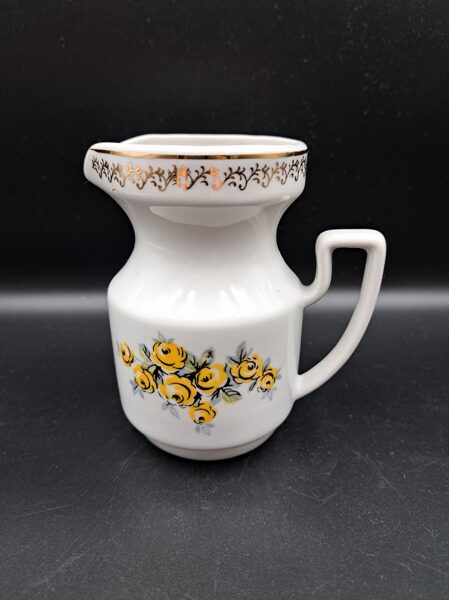 Krējuma kanniņa, tējas servīzes no "Aija-2" ar koši dzeltenām rozītēm un zelta rakstu,  RPR (Aija-2 tējas 128)