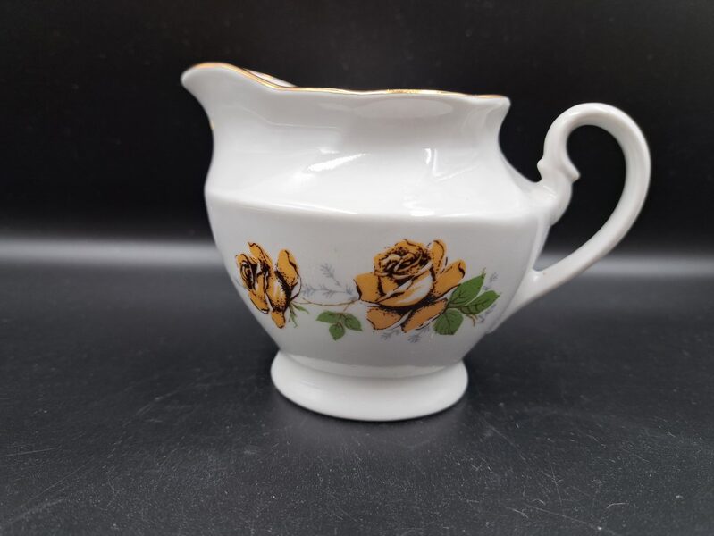 Krējuma kanniņa ar bēšām rozēm un zelta malu, tējas servīze "Viktorija", RPR (Viktorija t 111)