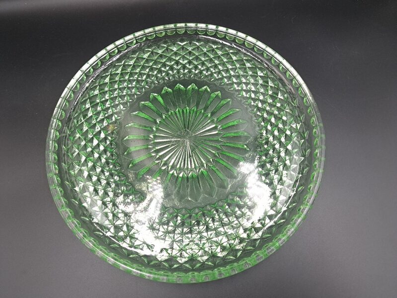 Zaļa presēta stikla apaļa paplate. D=24,5cm; h=2,5cm (Citi st 137)