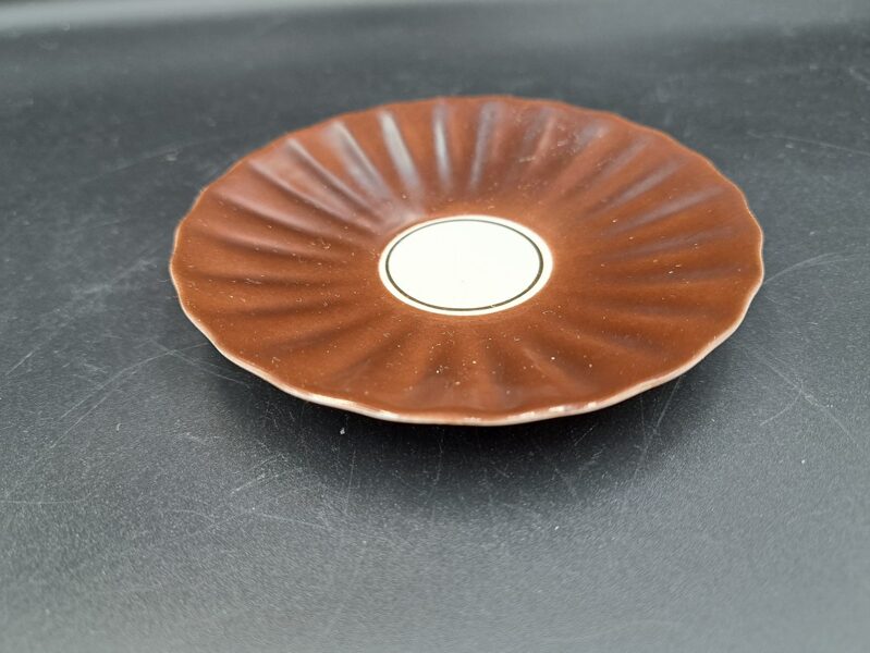 Mokka kafijas apakštase brūna ar zelta malu un zelta riņķi pa vidū, plānsienu porcelāna servīze "VITA". RPR (Vita 78)