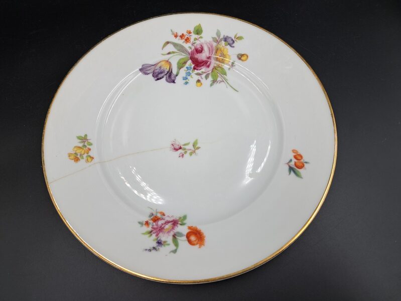 Otrā ēdiena šķīvis ar Meisena pušķiem, ar zeltu, Ražotājs: KPM, plaisa (Vācija 110),