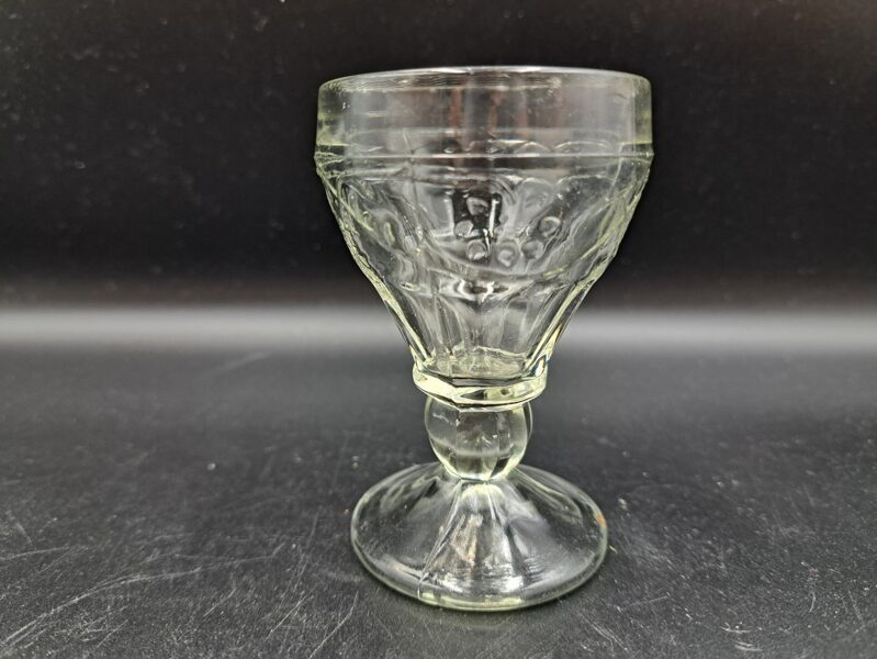 Sena stikla glāzīte Nr3 degvīnam "Lafitniks", presēts stikls. Cariskā Krievija, neliels defekts (Stikla gl 144)