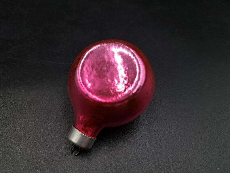 Bumbiņa mazā rozā, caurspīdīga uz pousi ar plakni vienā pusē (Egle bumba 42)