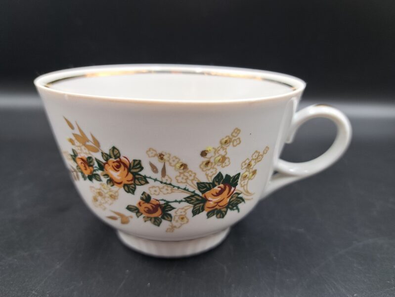 Krūzītes, plānsienu servīze "Diāna" tase ar mazām rozā puķītēm, sīki nošķēlumi (Diāna 85)