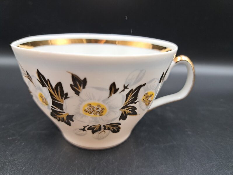 Tase, "Sigulda" ar jasmīnu ar nelielu nelīdzenumu gar malu, RPR (Sigulda 156)