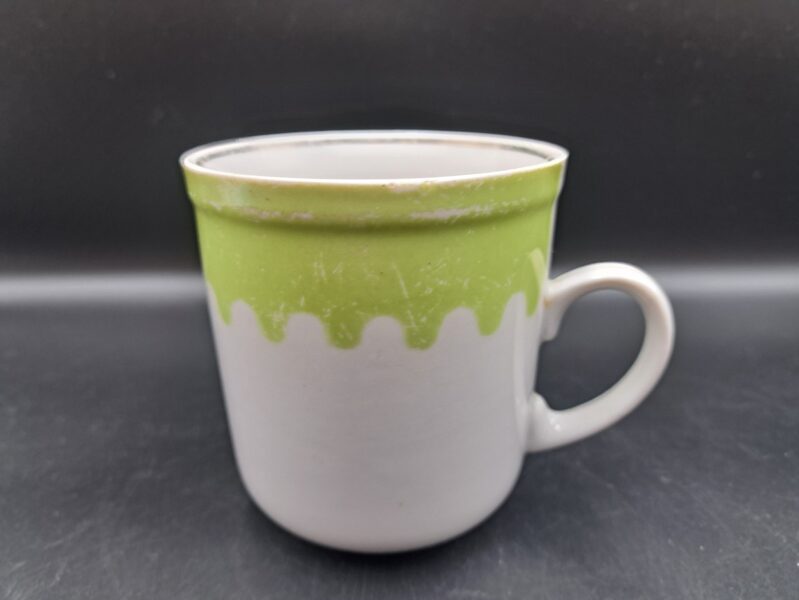 Krūzīte buljona/tējas balta ar zaļu krāsas pārklājumi un zalta maliņu iekšā, RPR (Buljona 123)