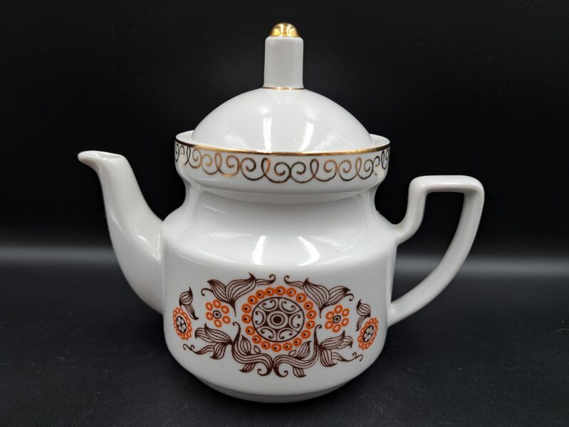 Tējkanna no tējas servīzes "Aija-2" oranžām un brūnām puķēm un zelta rakstu, RPR (Aija-2 tējas 141)