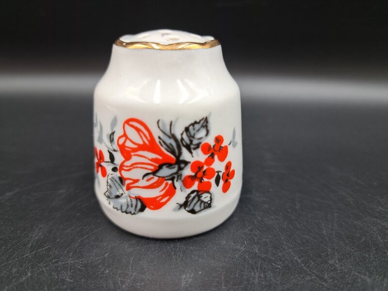 Piparu trauks ar sarkanu un melnu dekolu, forma "Vilnis",  RPR (Vilnis pusdienu 84)