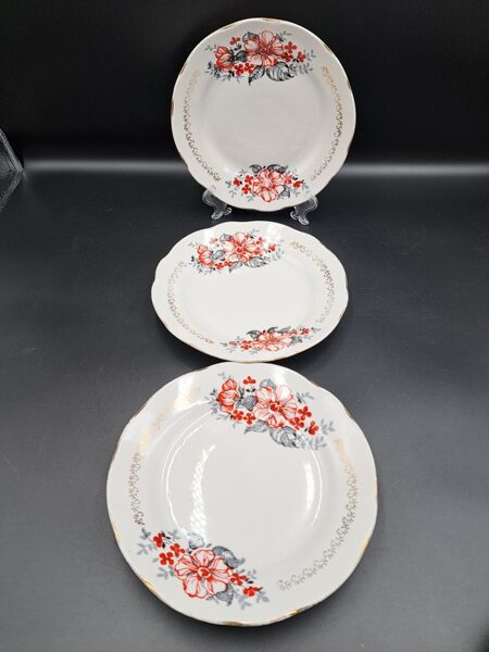 Maizes šķīvji d=17cm ar sarkanu un melnu dekolu, forma "Vilnis", RPR (Vilnis pusdienu 136)