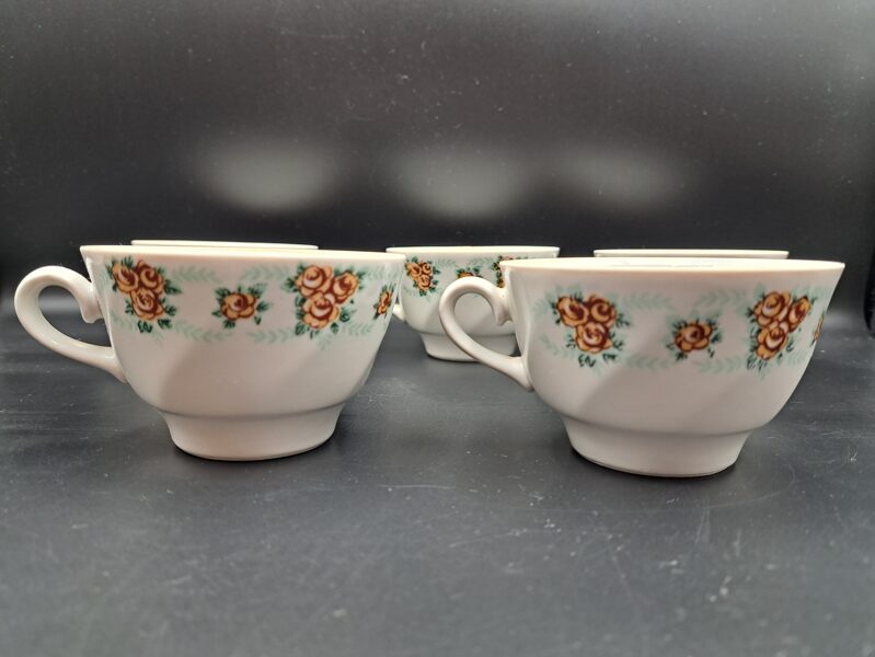 Krūzītes baltas ar brungāni bēšu rožu vainadziņu un gaiši zaļu lustru, tējas servīze "Viktorija" (Viktorija t 120)