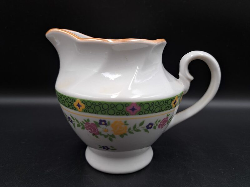 Krējuma kanniņa,  kafijas servīzes "Viktorija" ar zaļām puķītēm un bēšu lustru, RPR (Viktorija kafijas 41)