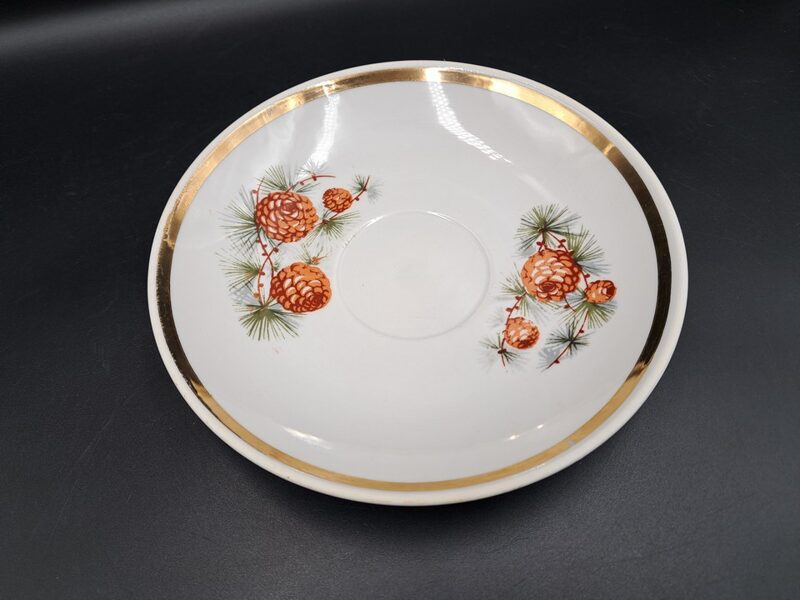 Buljona apakštase ar čiekuriem un zeltu gar malu, RPR. Diam.17cm (Buljona 131)