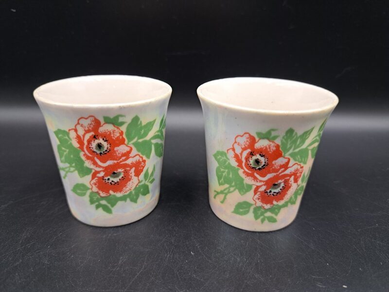 Porcelāna glāzītes mazas ar sarkanām puķēm un zaļām lapām, lustrēta virsma (Citi rpt 129)