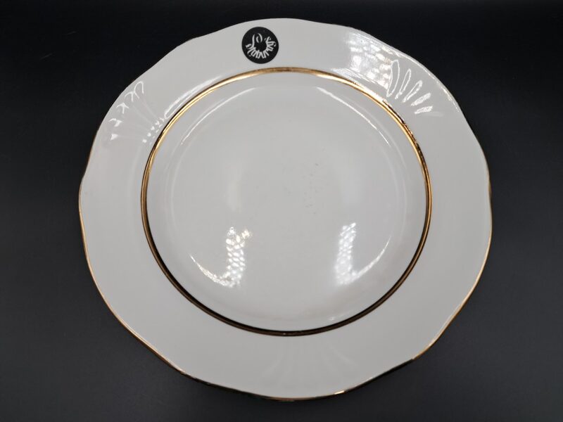 Otrā ediena šķīvis ar restorāna "Staburags" logotipu, un uzrakstu, ar zeltu, foma "Māra", RPR. D=24cm (LOGO 49)