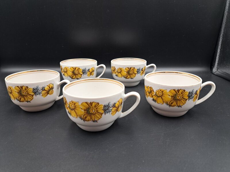 Krūzītes no kafijas "Aija-1" ar kliņģerītēm un brūnu vāciņu, RPR (Aija-1 kafijas 44)