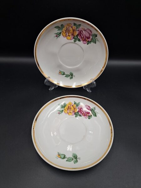 Apakštases no ļoti skaistas tējas servīzes "Ārija" ar košām rozēm, RPR. Zelts ir 95-100% (Ārija tējas 124)