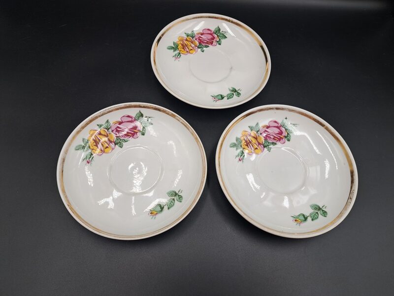 Apakštase no ļoti skaistas tējas servīzes "Ārija" ar košām rozēm, stipri zelta nobtružājumi (Ārija tējas 125)