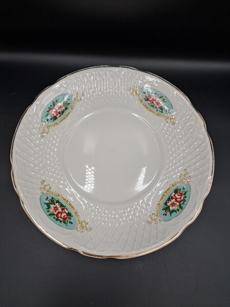 Grezns apaļs servējamais šķīvis d=27,5 ar zilām rožu kamejām (Korosten 22)