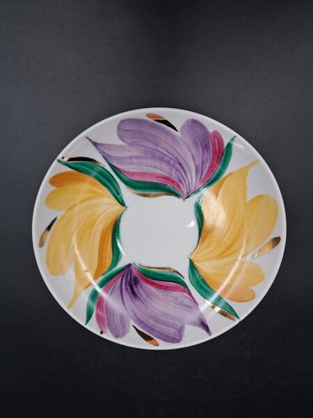 Apakštase ar burvīgu rokas gleznojumu dzeltenām un lillā puķēm un zeltu, d=14,3cm (LFZ 47)