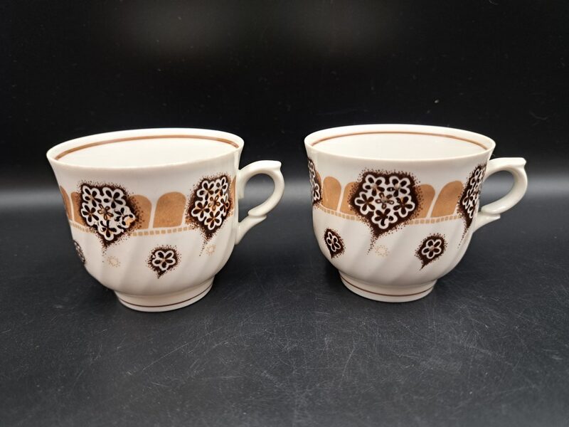 Krūzītes, plānsienu kafijas servīze "RĪGA" ar brūnu/bešā dekolu un brūnu strīpu iekšā, RPR (Rīga 80 97)