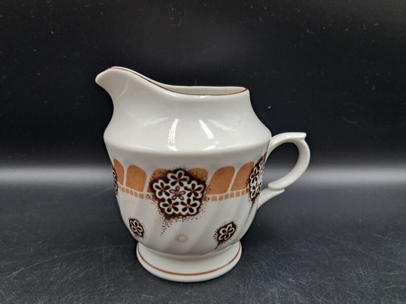 Krējuma kanniņa, plānsienu kafijas servīze "RĪGA" ar brūnu/bešā dekolu un brūnu strīpu gar malu, RPR (Rīga 80 96)