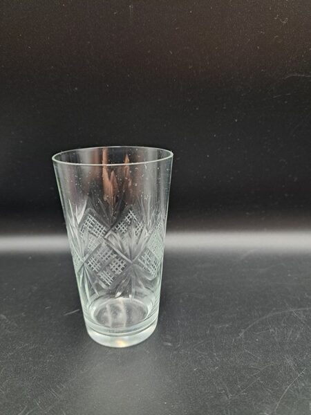 Izsmacināta vintāža konusveida limonādes glāzīte, konusveida. Rokas gravēšana (Stikla gl 149)