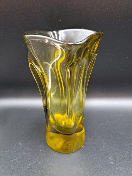 Mazā vāzīte čehu stikls(?). 1970.-ie gadi (Stikla vaze 91)