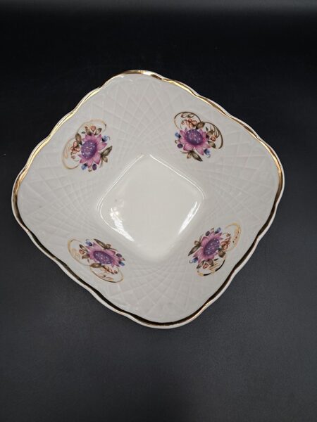 Grezna salātu bļodiņa ar rozā puķēm, reljefa virsmu un zeltu, diag.16cmx16cm (Korosten 34)