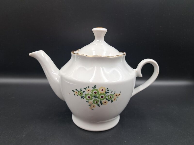 Tējkanna ar mazām zaļām puķītēm un zeltu, forma tējas "Ārija", RPR (Ārija tjas 125)