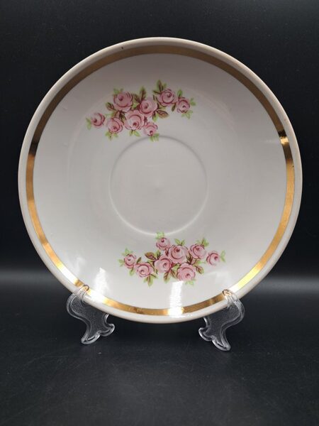 Reta buljona apakštase ar rozītēm un platu zelta svītru gar malu, RPR. Diam.17cm (Buljona 133)