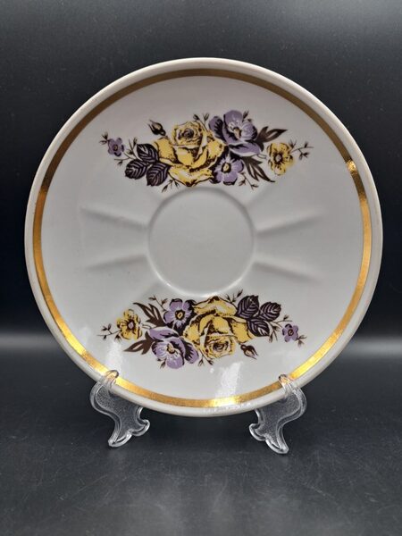 Reta buljona apakštase ar dzeltenam rozēm, lilla puķītēm un platu zelta svītru gar malu, RPR (Buljona 134)