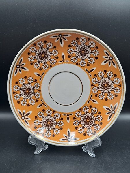 Buljona apakštase ar bēsu pārklājumu, greznu brūnu rakstu un zeltu gar malu, RPR. Diam.17cm (Buljona 132)