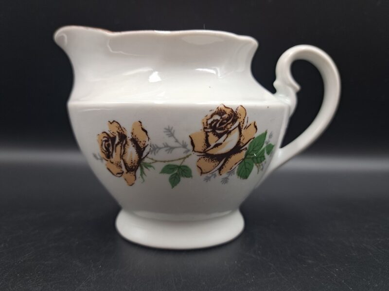 Krējuma kanniņa ar bēšām rozēm un tumši brūnu apvilkumu gar augšējo malu, tējas servīze "Viktorija", RPR (Viktorija t 122)