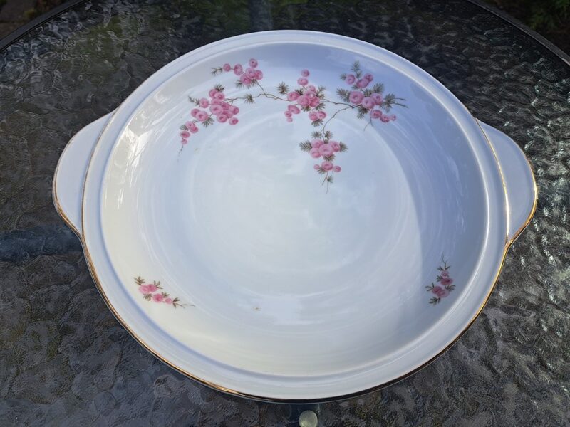 Servējamais šķīvis ar rokturiem, skaiostām rozā puķēm un zeltu, porcelāns, Kuzņecovs Rīga (Kuzņecovs 103)