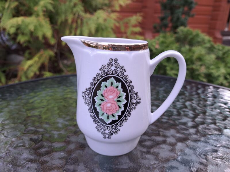 Krējuma kanniņa no kafijas "Aija-1" ar rožu kameju un zeltu, RPR (Aija-1 kafijas 49)