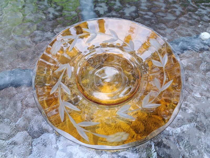 Karamēļkrāsas apakštase ar gravēšanu (Stikls sk 161)