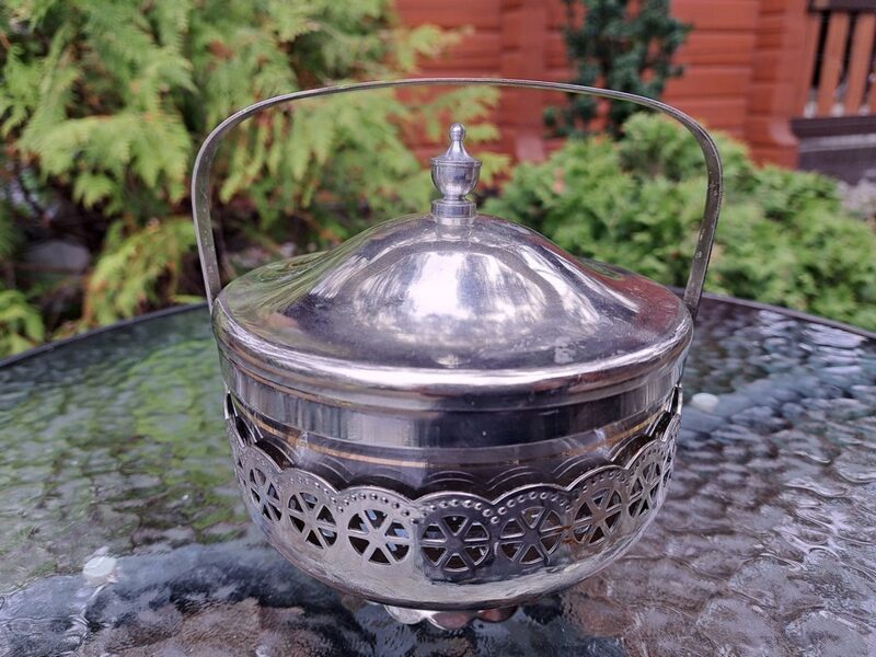 Skasts stikla cukurtrauks ar metālisku bļodu, vāku un stikla bļodas apamli (Stikls sk 147)