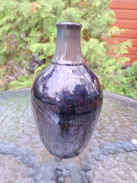 Tumši brūna māla vazīte ar šauru kakliņu, glazūra (Keram 97)