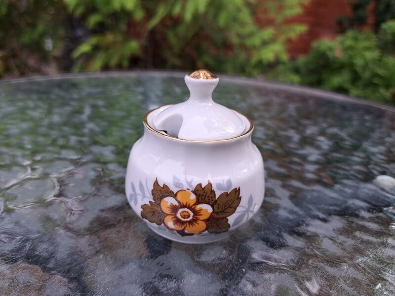 Sinepju trauks ar brūnām puķem un zeltu, forma "Māra", RPR (Māra pusdienu 153)