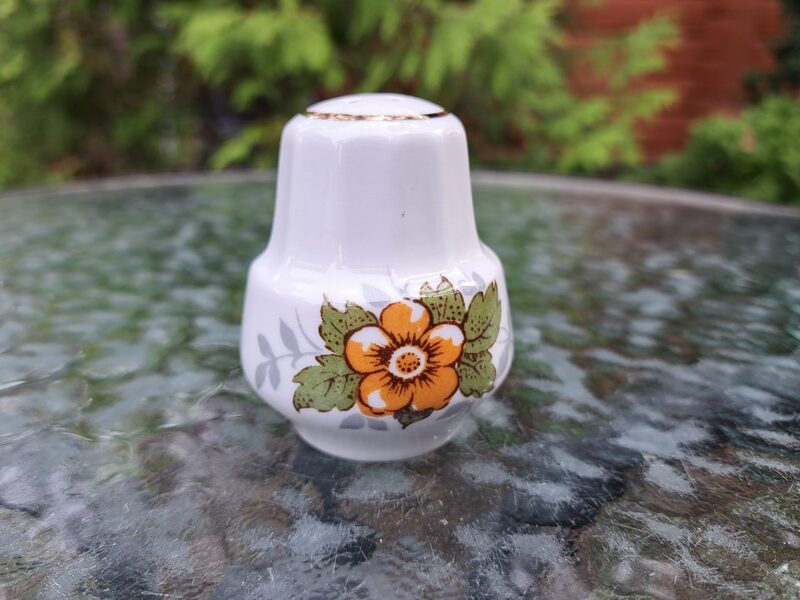 Piparu trauks ar brūnām puķem un zeltu, forma "Māra", RPR (Māra pusdienu 155)