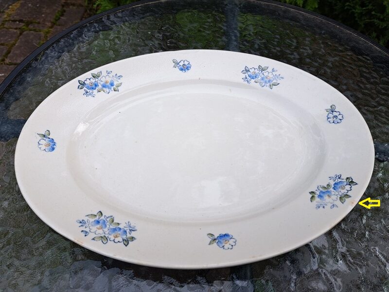 Lielais ovālais servējamais šķīvis fajansa ar zilām puķēm, no fajansa pusdienu sevīzes, slīpējums (Fajansa pusdienu 18)