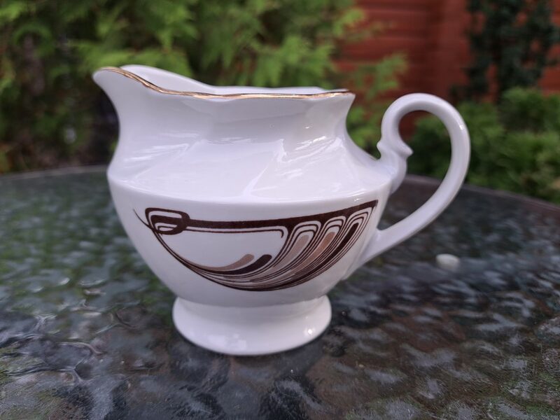 Krējuma kanniņa ar brūnu dekolu un zeltu, tējas servīze "Viktorija", RPR (Viktorija t 124)