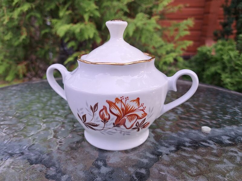 Cukurtrauks, tējas servīze "Ārija", ar brūnām tulpēm un zeltu, RPR (Ārija tējas 127)